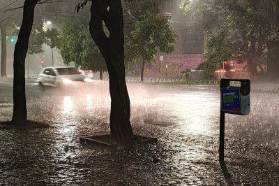 Previs&atilde;o &eacute; de que pancadas de chuva continuem ocorrendo durante a madrugada desta quinta-feira (19/2) -  (crédito: Clovelino Maia/EM/D.A.Press)