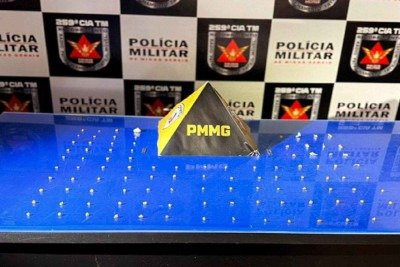 Quando policiais chegaram à casa, adolescente estava separando e embalando drogas debaixo de uma árvore -  (crédito: PMMG)