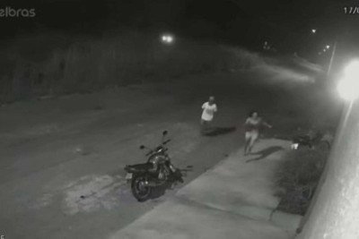 Crime foi registrado em imagens captadas por uma câmera de monitoramento -  (crédito: Câmera de monitoramento/Reprodução)