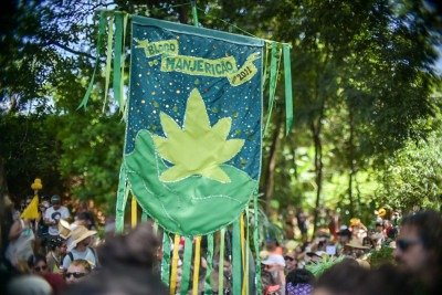 Tradicional na Quarta-feira de Cinzas, Manjericão atravessa o bairro Castelo ao som de marchinhas  -  (crédito: Leandro Couri/EM/D.A Press)