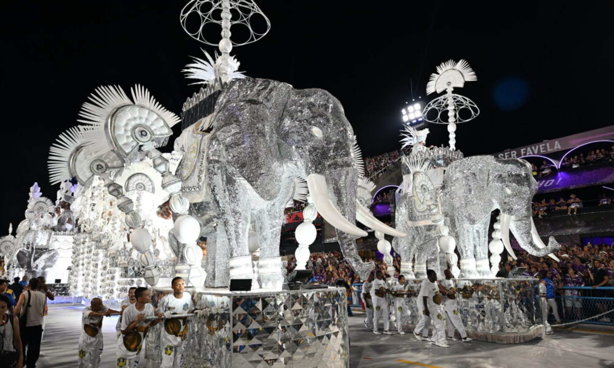 Última noite do Grupo Especial esquenta disputa pelo título; veja os destaques de cada escola -  (crédito: Tupi)