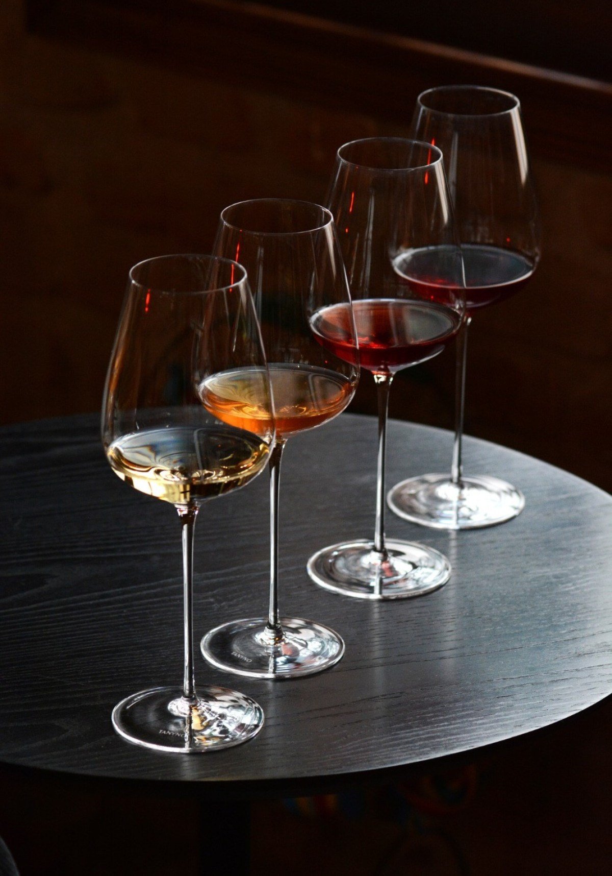 No bar Plou Vinhos, em S&atilde;o Paulo, chama a aten&ccedil;&atilde;o a enorme carta com mais de 500 r&oacute;tulos naturais e de baixa interven&ccedil;&atilde;o 