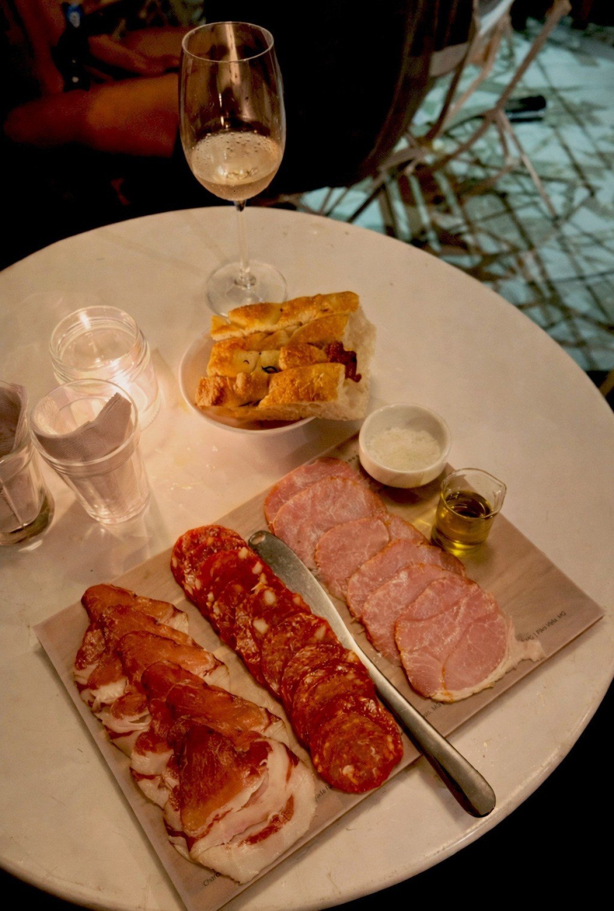 T&aacute;buas de queijo e charcutaria s&atilde;o sugest&otilde;es de acompanhamentos para os vinhos no card&aacute;pio da Casa T&atilde;o Longe, T&atilde;o Perto 