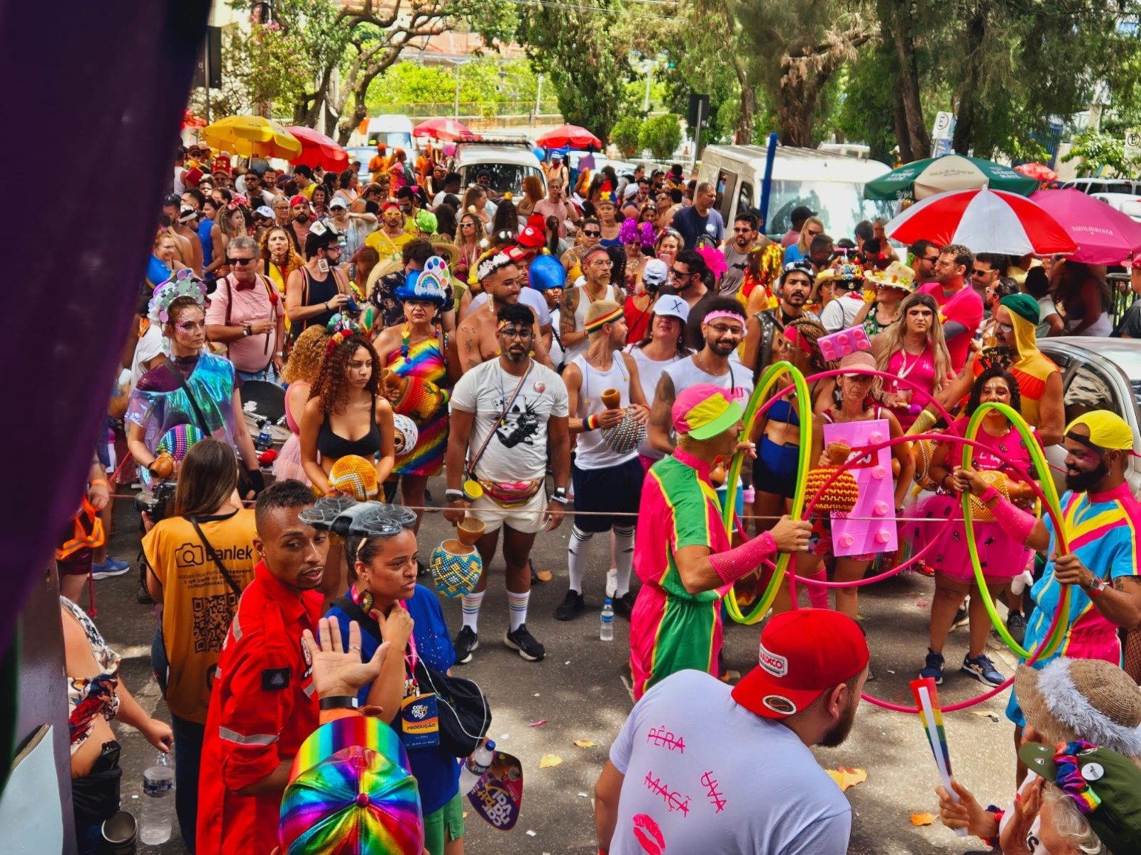 O último dia oficial de carnval foi ontem (17), mas a folia continua! Em plena quarta-feira de cinzas, o bloco saiu pelas ruas do Bairro Floresta com hits da rainha dos baixinhos