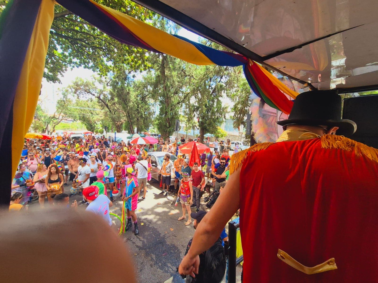 O último dia oficial de carnval foi ontem (17), mas a folia continua! Em plena quarta-feira de cinzas, o bloco saiu pelas ruas do Bairro Floresta com hits da rainha dos baixinhos