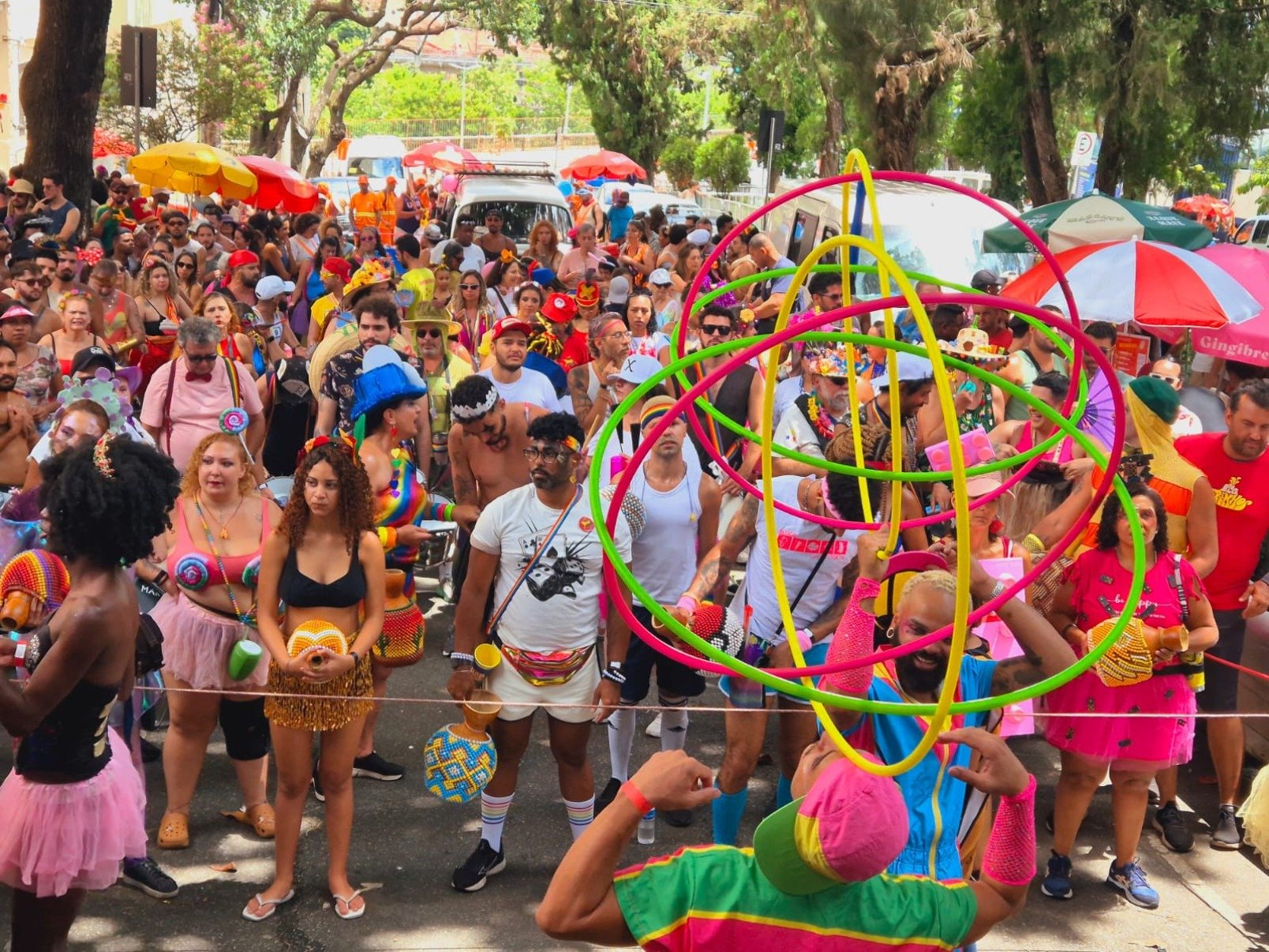 O último dia oficial de carnval foi ontem (17), mas a folia continua! Em plena quarta-feira de cinzas, o bloco saiu pelas ruas do Bairro Floresta com hits da rainha dos baixinhos