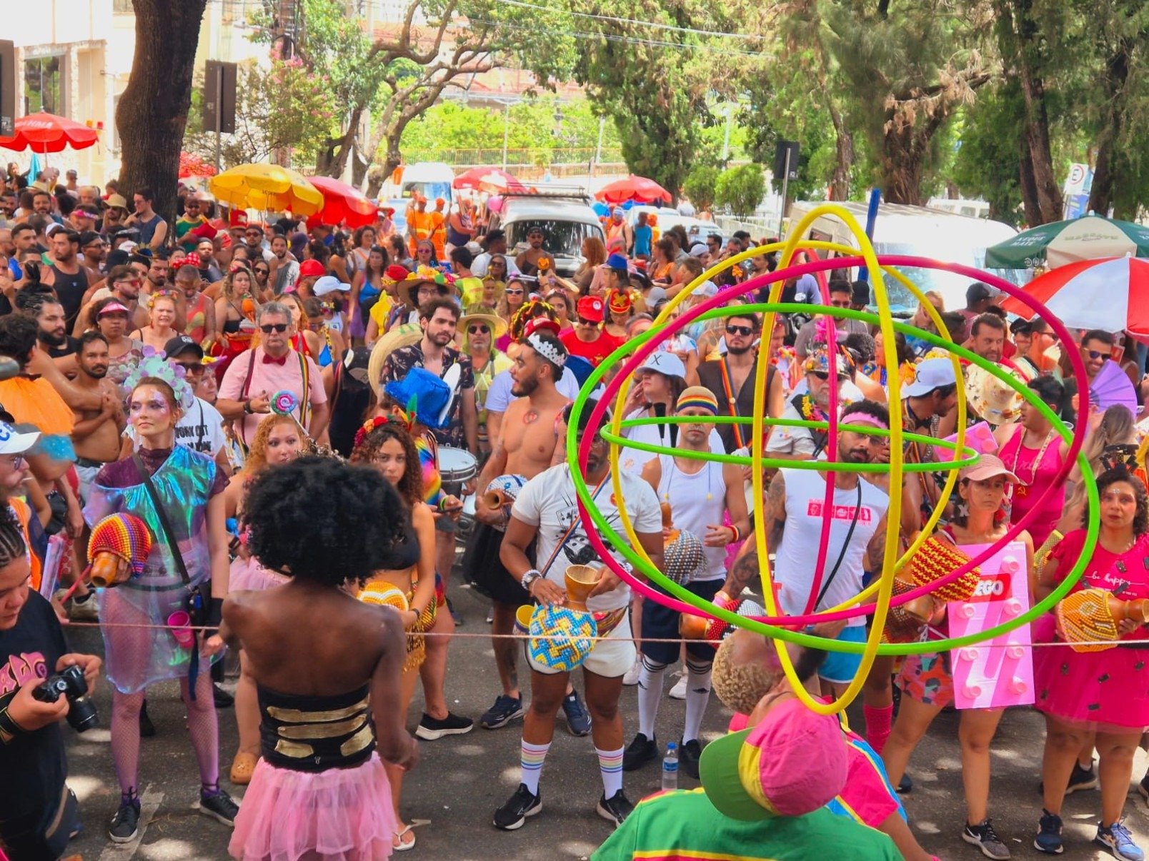 O último dia oficial de carnval foi ontem (17), mas a folia continua! Em plena quarta-feira de cinzas, o bloco saiu pelas ruas do Bairro Floresta com hits da rainha dos baixinhos