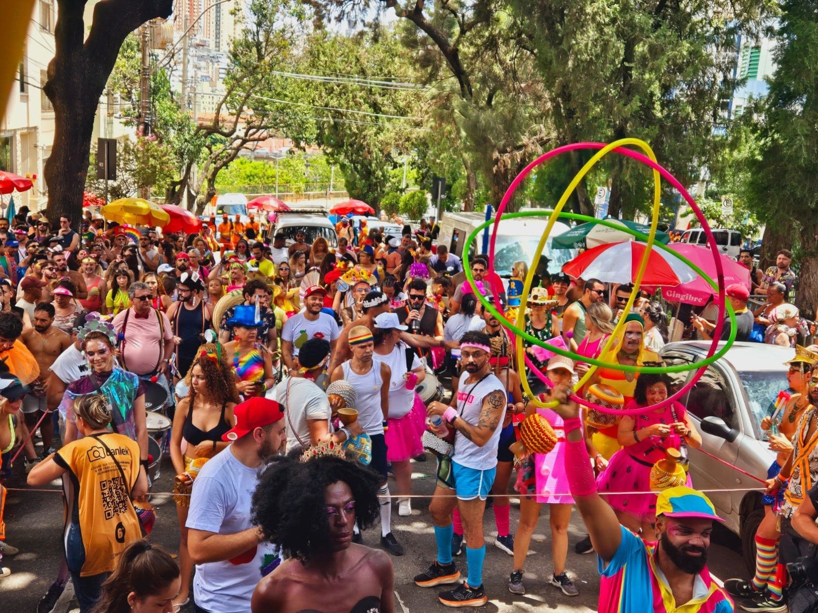 O último dia oficial de carnval foi ontem (17), mas a folia continua! Em plena quarta-feira de cinzas, o bloco saiu pelas ruas do Bairro Floresta com hits da rainha dos baixinhos