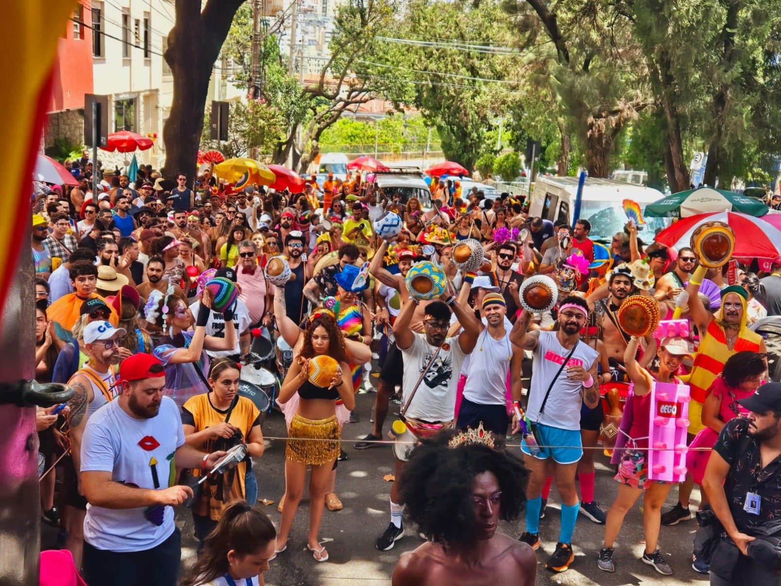O último dia oficial de carnval foi ontem (17), mas a folia continua! Em plena quarta-feira de cinzas, o bloco saiu pelas ruas do Bairro Floresta com hits da rainha dos baixinhos
