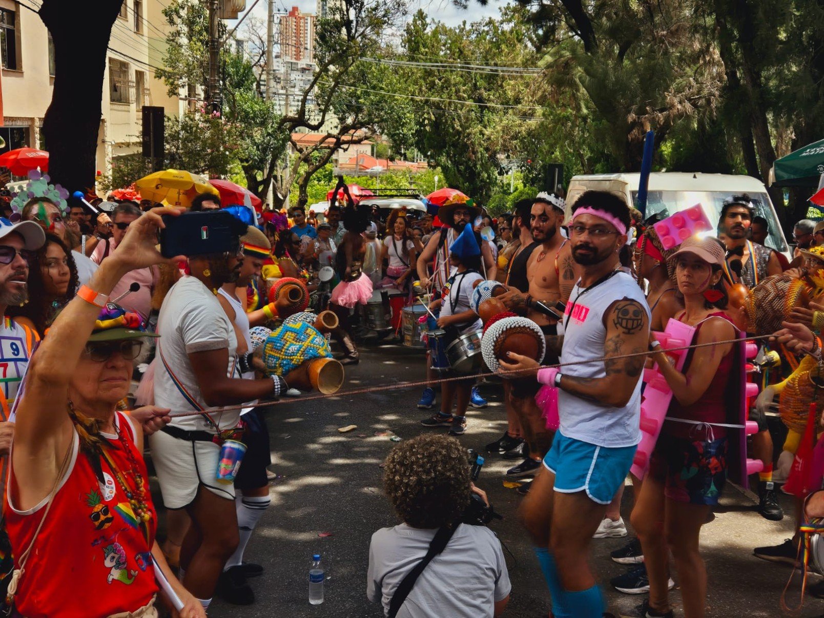 O último dia oficial de carnval foi ontem (17), mas a folia continua! Em plena quarta-feira de cinzas, o bloco saiu pelas ruas do Bairro Floresta com hits da rainha dos baixinhos