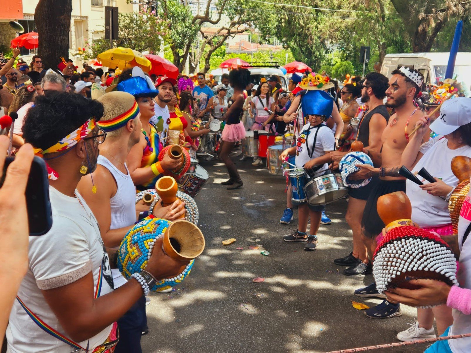 O último dia oficial de carnval foi ontem (17), mas a folia continua! Em plena quarta-feira de cinzas, o bloco saiu pelas ruas do Bairro Floresta com hits da rainha dos baixinhos