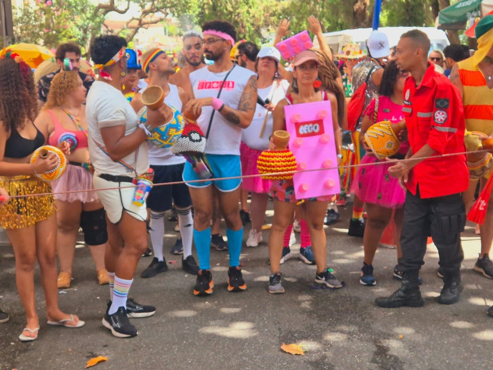O último dia oficial de carnval foi ontem (17), mas a folia continua! Em plena quarta-feira de cinzas, o bloco saiu pelas ruas do Bairro Floresta com hits da rainha dos baixinhos