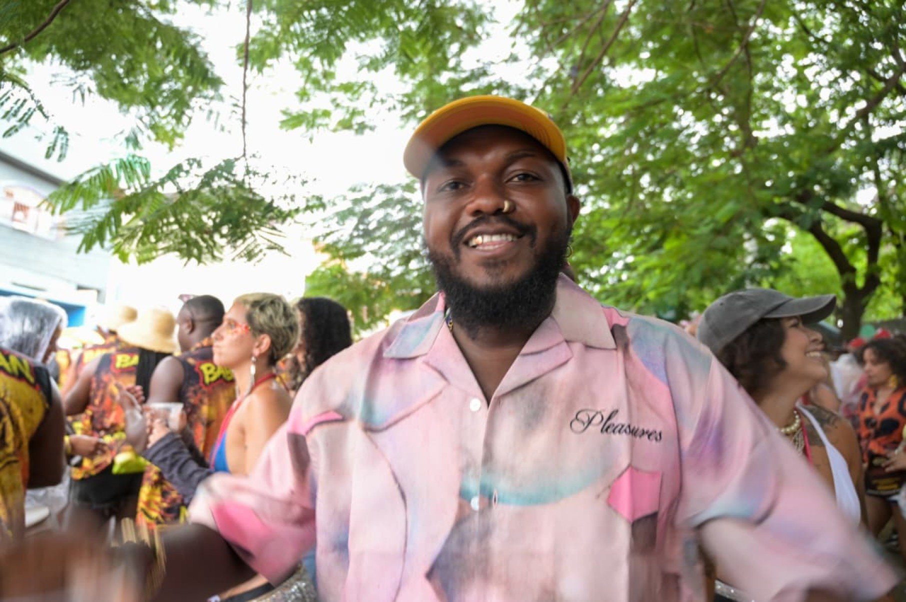 O rapper Djonga marcou presença no evento nesta tarde de quarta-feira (18/2)