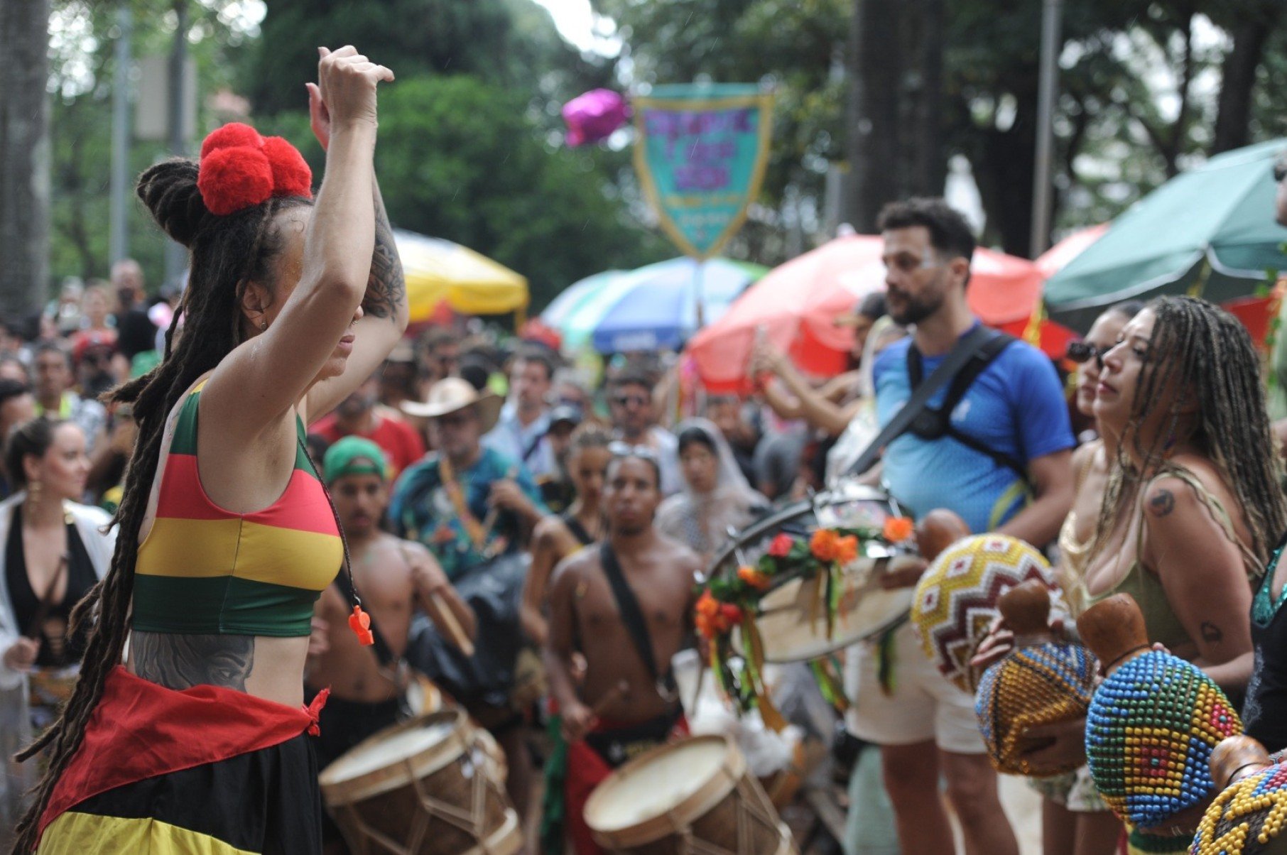As chuvas não afastaram os foliões que acompanharam o cortejo 