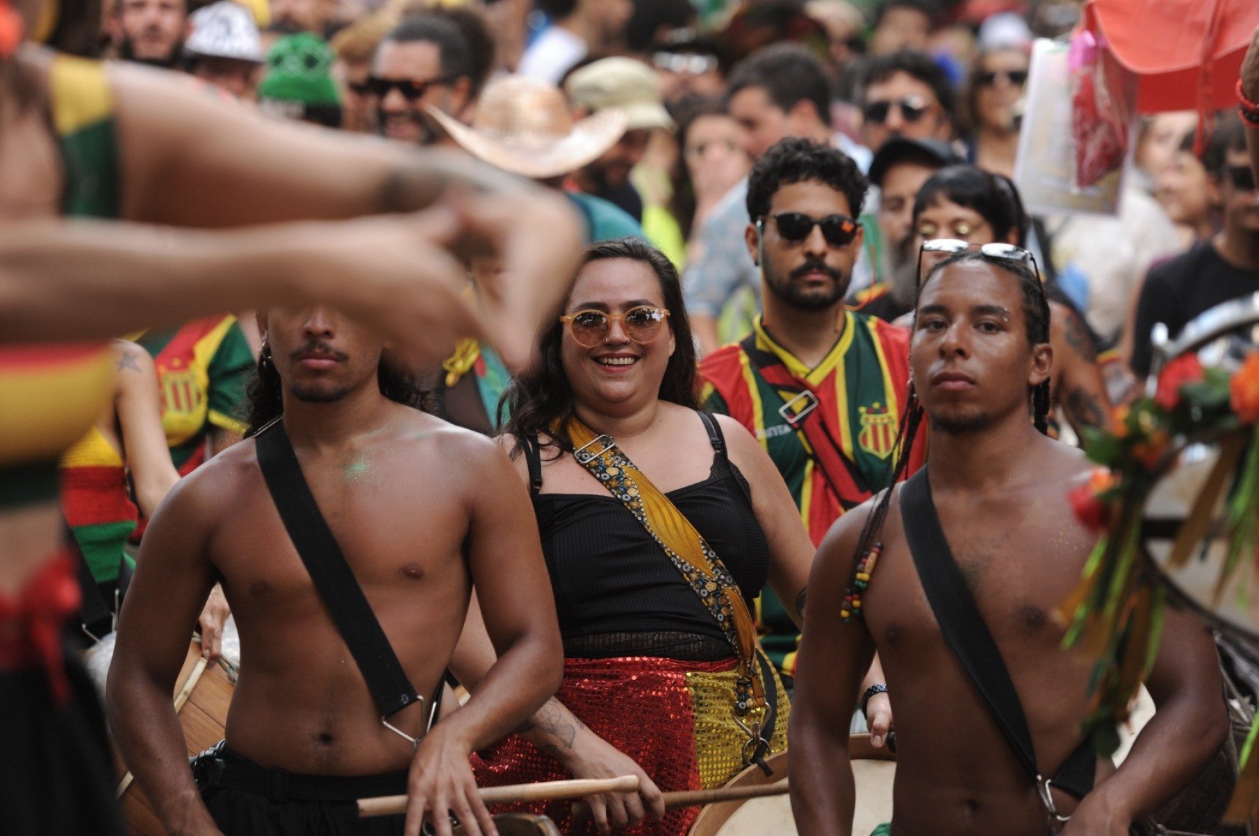 Vermelho, amarelo e verde dominam as vestimentas dos foliões, cores tradicionalmente vistas no cenário do reggae 