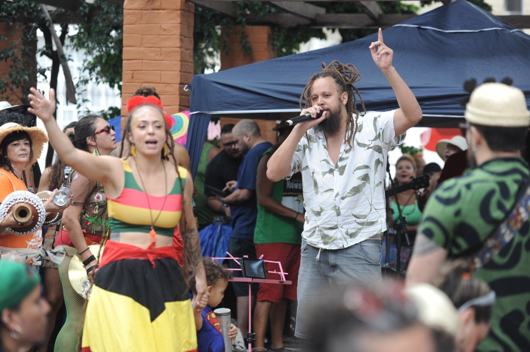 O bloco conta com guitarras, teclado, baixo e vozes, que se unem a 30 percussionista no decorrer do cortejo 
