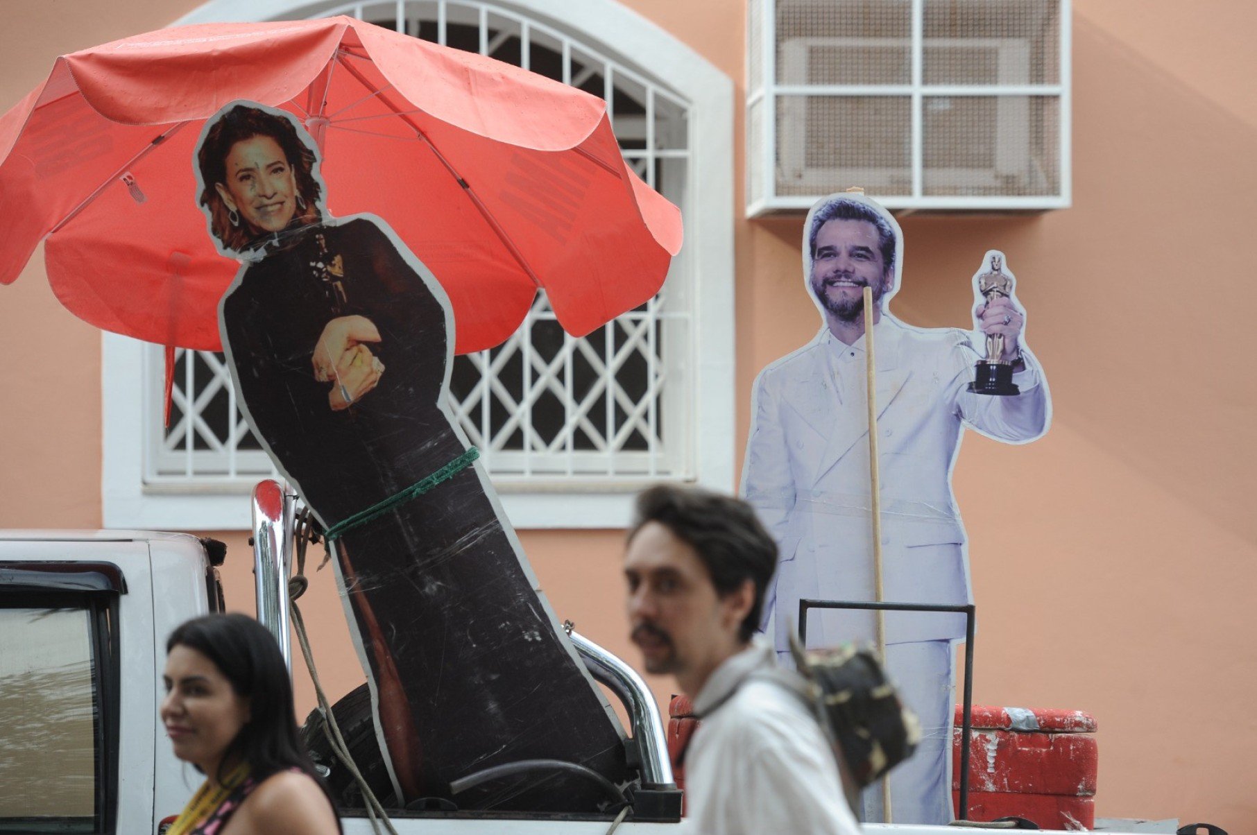 Cartazes da Fernanda Torres e do Wagner Moura estiveram presentes no cortejo, relembrando a indicação dos filmes brasileiros ao óscar nos últimos dois anos