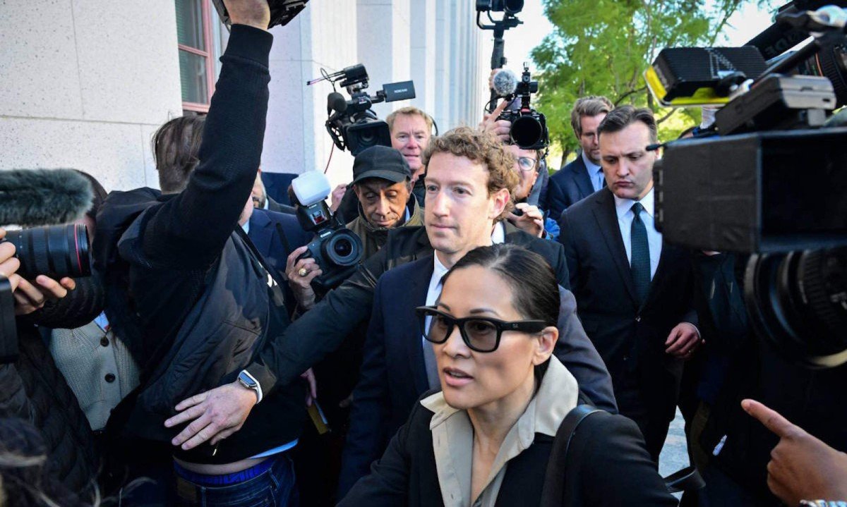 Mark Zuckerberg chega ao Tribunal Superior de Los Angeles antes do julgamento sobre as redes sociais, cercado por seguranças e jornalistas, em 18 de fevereiro de 2026 -  (crédito: FREDERIC J. BROWN / AFP)