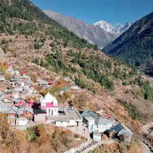 Em Uttarakhand, na Índia, crianças atravessam rios presas em equipamentos improvisados a caminho da escola - Reprodução do Youtube Canal Kanishk Gupta