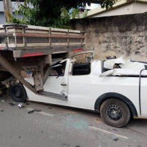 Caminhonete bate na traseira de caminhão e deixa três vítimas - CBMMG/Divulga&ccedil;&atilde;o