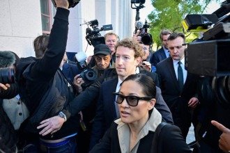 Mark Zuckerberg chega ao Tribunal Superior de Los Angeles antes do julgamento sobre as redes sociais, cercado por seguranças e jornalistas, em 18 de fevereiro de 2026 -  (crédito: FREDERIC J. BROWN / AFP)