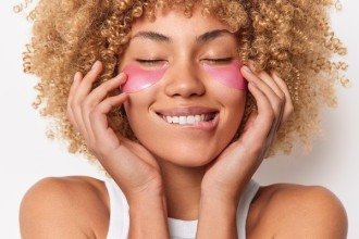 Comece com ativos mais suaves, de uma a duas vezes por semana, aumentando conforme a tolerância -  (crédito: Pixabay)