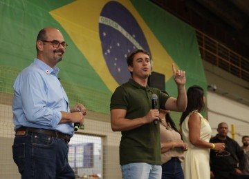 Vice-governador Mateus Simões (PSD) e deputado federal Nikolas Ferreira (PL) dividem palco em Juiz de Fora, na Zona da Mata -  (crédito: Gil Leonardi/Governo de Minas)