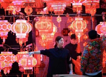 População saúda o ano novo chinês, que começou na última terça-feira (17/2)
 -  (crédito: AFP)