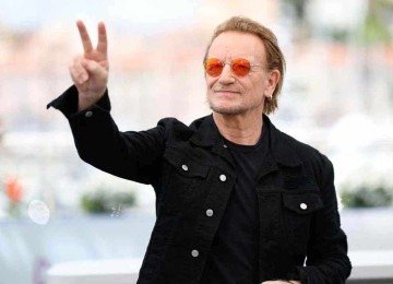Bono Vox diz que as novas can&ccedil;&otilde;es do U2 falam sobre o atual momento do mundo, no qual 'n&atilde;o gostar&iacute;amos de estar'. EP abre com homenagem a Renee Good, militante em favor dos imigrantes morta pela pol&iacute;cia nos EUA -  (crédito: Sameer Al-Doumy/AFP)