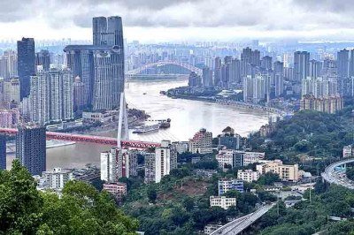 <p>O próximo projeto está sendo implantado em <span class='hover:entity-accent entity-underline inline cursor-pointer align-baseline'><span class='whitespace-normal'>Chongqing</span></span>, cidade conhecida por seus grandes desníveis e planejamento urbano vertical.</p>
 -  (crédito: Reprodução do Flickr Mick McDonnal)