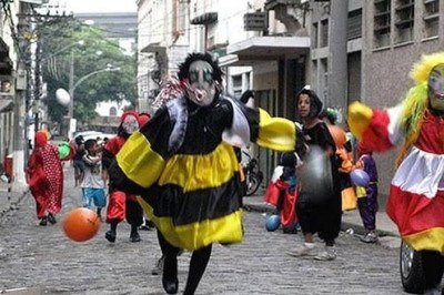 <p>Embora sejam parte da cultura do Carnaval de rua no subúrbio do Rio de Janeiro, não é de hoje que os bate-bolas têm gerado preocupação junto às autoridades do estado.</p>
 -  (crédito: THmcdias/Wikimedia Commons)
