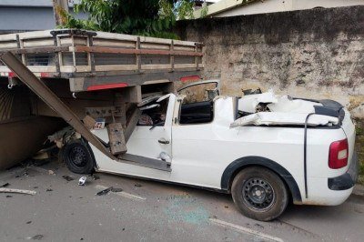 As tr&ecirc;s v&iacute;timas estavam na picape -  (crédito: CBMMG/Divulga&ccedil;&atilde;o)