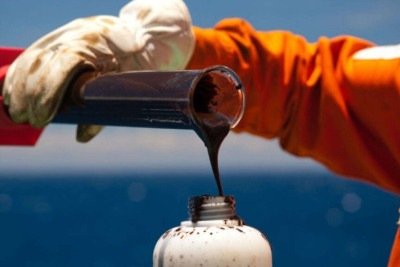 Mercado vê impacto nos preços com volta do petróleo venezuelano, mas emissões pesam -  (crédito: Platobr Economia)