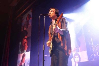 Cesar Kiles, que integra a banda cover dos Beatles Hey Jude, procurou reproduzir o cenário do programa 'Jovem Guarda' no show -  (crédito: Rafael Lopes/Divulgação)