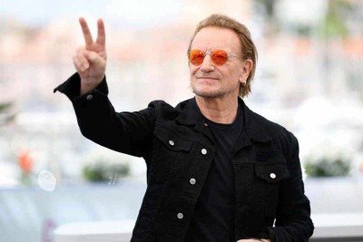 Bono Vox diz que as novas can&ccedil;&otilde;es do U2 falam sobre o atual momento do mundo, no qual 'n&atilde;o gostar&iacute;amos de estar'. EP abre com homenagem a Renee Good, militante em favor dos imigrantes morta pela pol&iacute;cia nos EUA -  (crédito: Sameer Al-Doumy/AFP)