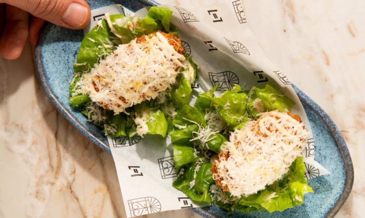 Croqueta do Parallel se inspira na cl&aacute;ssica salada caeser 