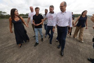 Anúncio da construção do anel viário foi feito em cerimônia conjunta do deputado federal Nikolas Ferreira (PL), do prefeito de São João del-Rei, Aurélio Suenes (PL), e do vice-governador Mateus Simões (PSD) -  (crédito: Reprodução/Gil Leonardi)