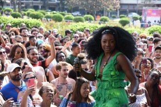 Cantora Adriana Araújo sofre aneurisma cerebral e está internada em BH