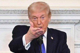 Presidente dos EUA, Donald Trump, discursa durante um café da manhã de trabalho com governadores na Casa Branca, em Washington, DC, em 20 de fevereiro de 2026 -  (crédito: MANDEL NGAN / AFP)