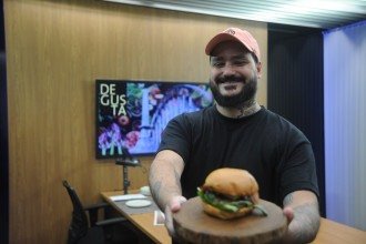 'Amo a missão de pegar uma coisa simples e deixá-la memorável. Então, desde o dia zero, queria fazer o melhor hambúrguer possível', diz Luiz Moreira, chef e sócio do Nimbos -  (crédito: Alexandre Guzanshe/EM/D.A Press)