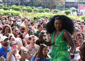 Adriana Araújo, destaque da cena contemporânea do samba em BH, participará da roda no CentoeQuatro -  (crédito: Gladyston Rodrigues/EM/D.A Press)