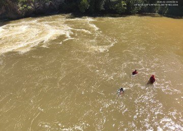 MG: motorista morre afogado em carro que saiu da pista e caiu em rio -  (crédito: Reprodução/CBMMG)