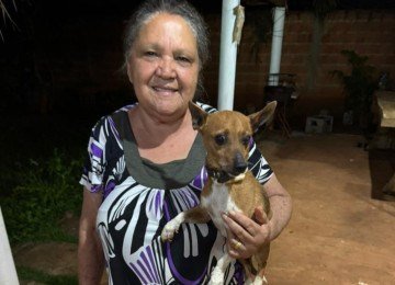 Irm&atilde; da idosa que caiu na cisterna e o cachorro da v&iacute;tima  -  (crédito: Reprodu&ccedil;&atilde;o CBMMG )