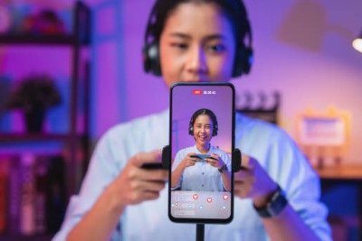 Criadores de conte&uacute;do utilizam transmiss&otilde;es ao vivo para interagir com o p&uacute;blico e buscar novas oportunidades nas redes sociais -  (crédito: iStock)