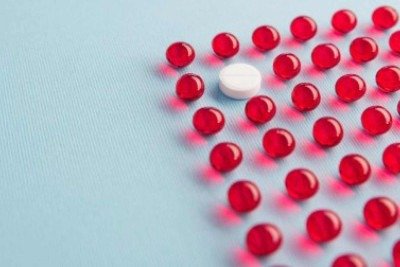 Atualmente existem três medicamentos aprovados para tratar a sobrecarga de ferro, conhecidos como quelantes, mas eles tendem a apresentar efeitos colaterais como náuseas e enjoos, o que dificulta a adesão ao tratamento -  (crédito:  Drobotdean/Freepik)