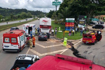 As duas v&iacute;timas estavam no carro de passeio -  (crédito: CBMMG/Divulga&ccedil;&atilde;o)
