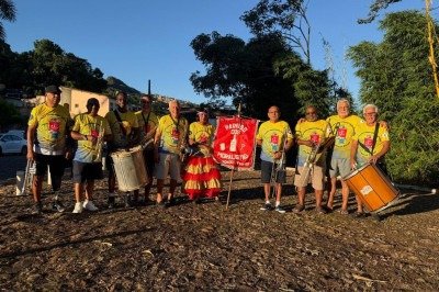 Integrantes do bloco Paraíso dos Moralistas reunidos para o desfile de pré-carnaval, em Sabará -  (crédito: Omar Carvalho/Reprodução)