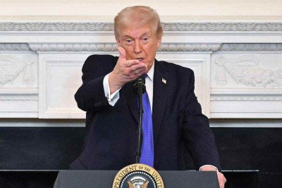 Presidente dos EUA, Donald Trump, discursa durante um café da manhã de trabalho com governadores na Casa Branca, em Washington, DC, em 20 de fevereiro de 2026 -  (crédito: MANDEL NGAN / AFP)