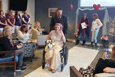 Muranda e Damon no casamento no hospital, realizado dias antes de ela morrer -  (crédito: Hospital Regional St. Mary's)