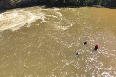 MG: motorista morre afogado em carro que saiu da pista e caiu em rio -  (crédito: Reprodução/CBMMG)